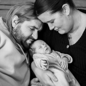 Sabibouphoto Sabine Bourdoulous famille bébé portrait reportage photo parents noir et blanc